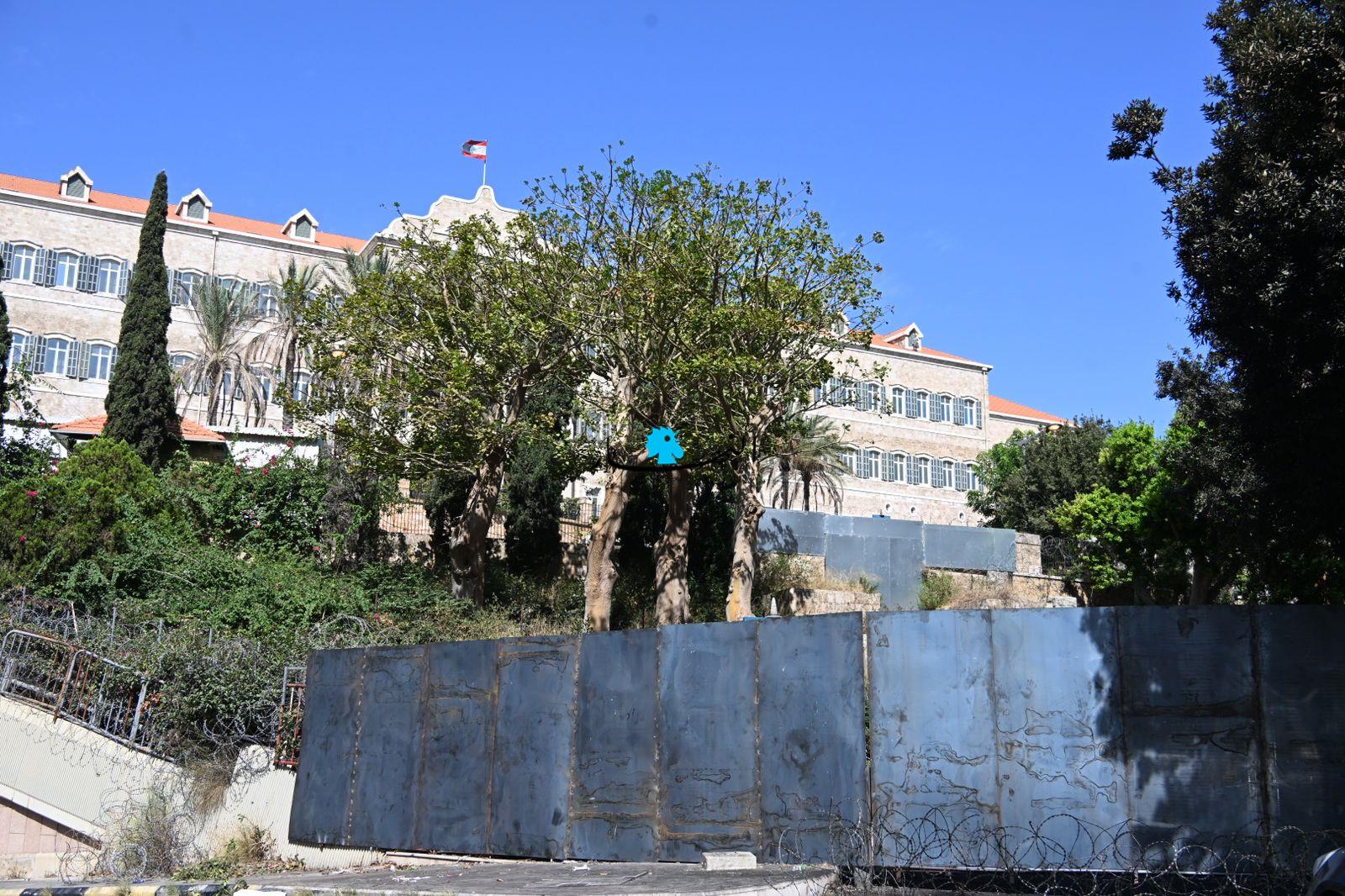 بوابة جديدة على مدخل السرايا بعد أن انفجرت بين المتقاعدين العسكريين والحكومة (صور) 